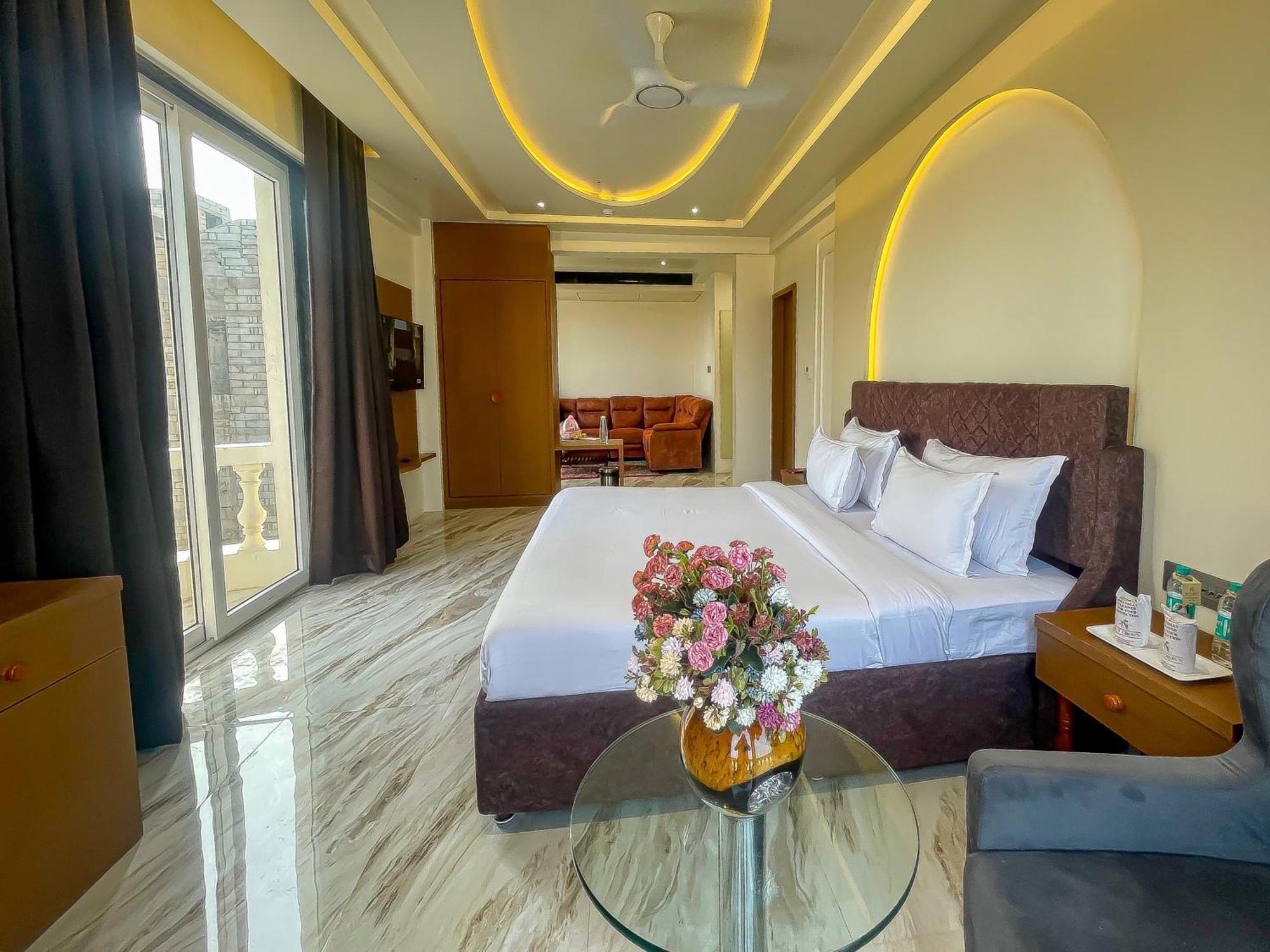 The S Crown Somnath Hotel Buitenkant foto