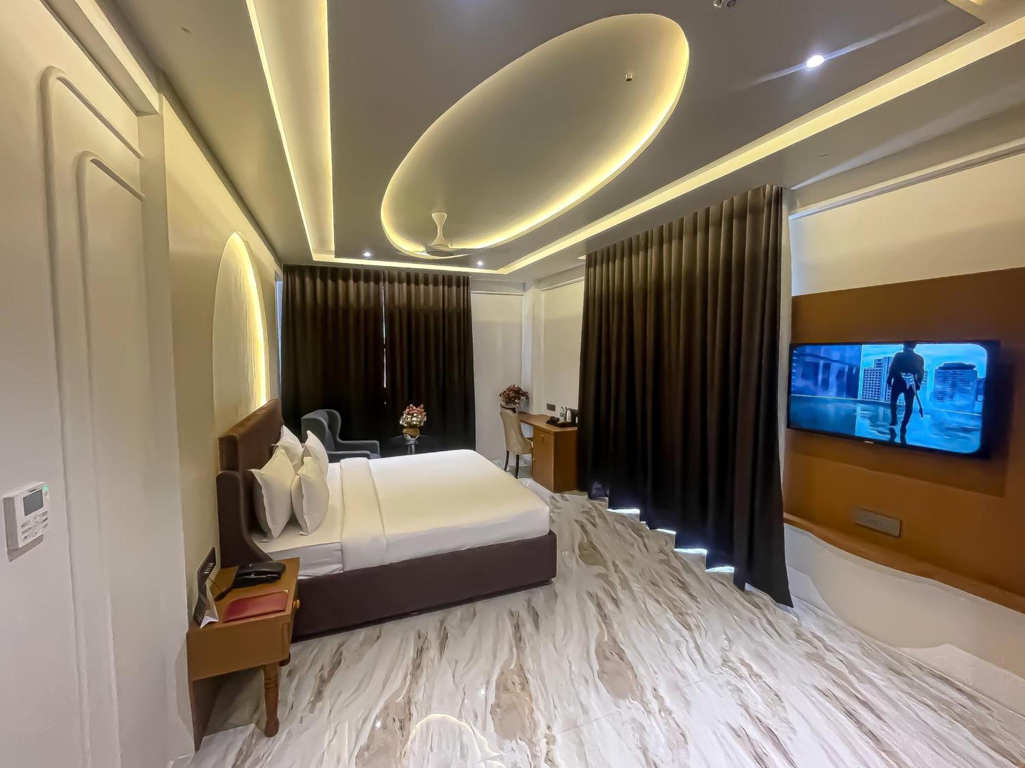 The S Crown Somnath Hotel Buitenkant foto