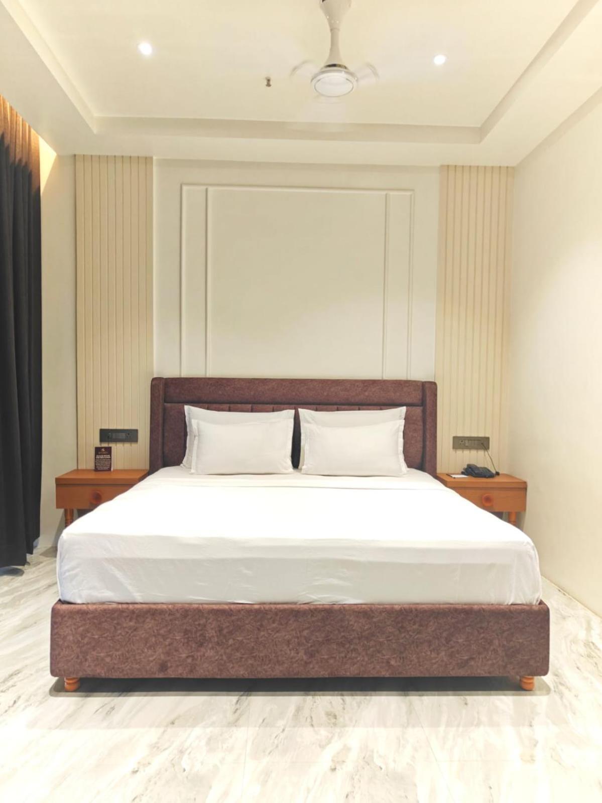 The S Crown Somnath Hotel Buitenkant foto