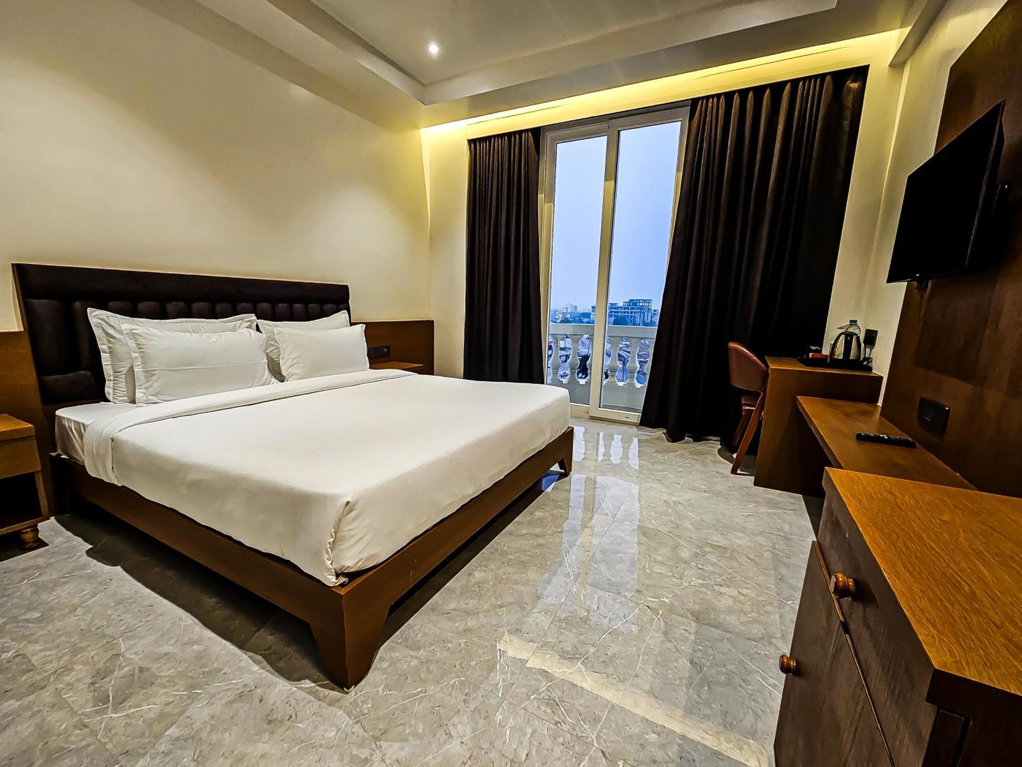 The S Crown Somnath Hotel Buitenkant foto