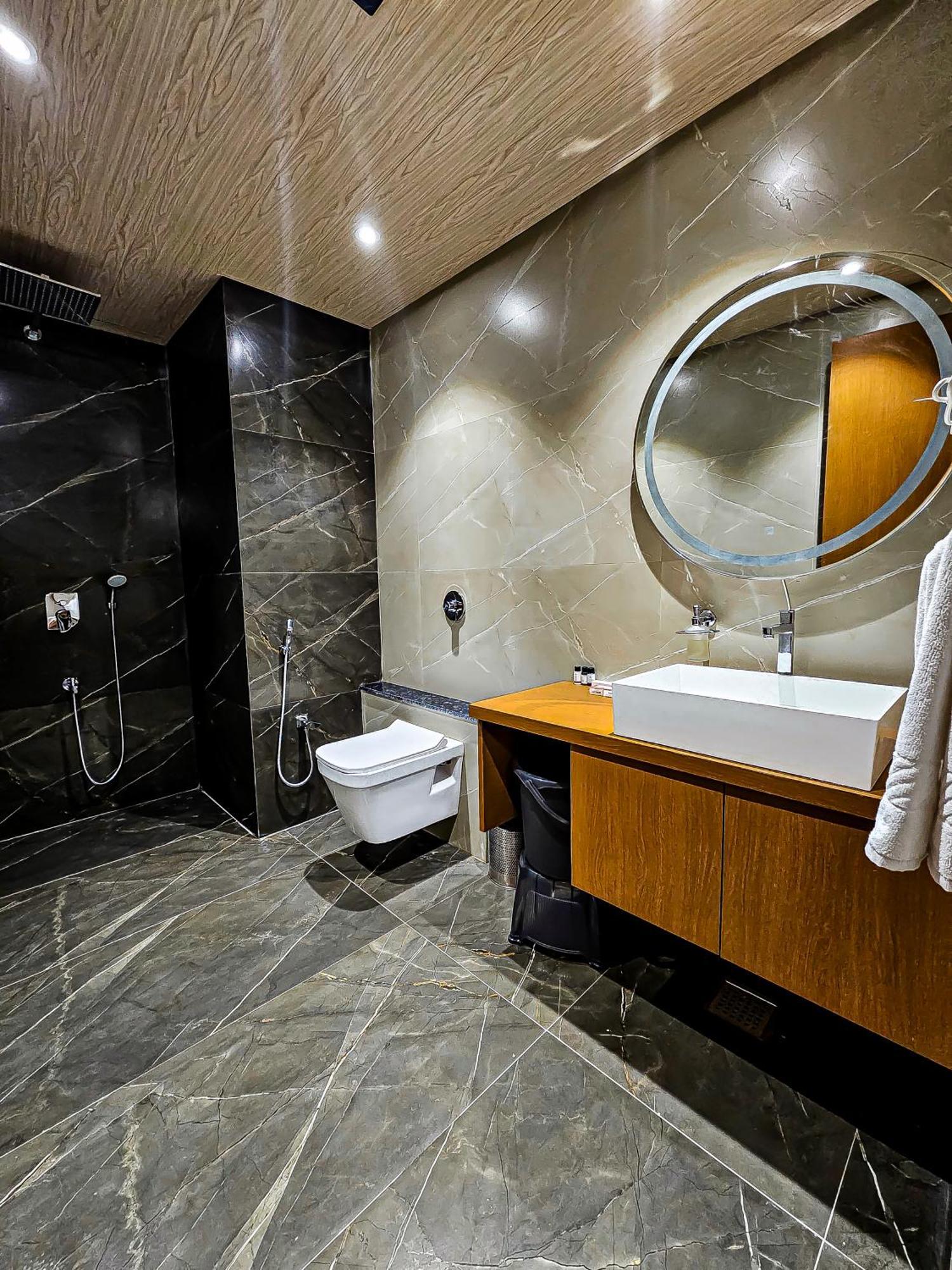 The S Crown Somnath Hotel Buitenkant foto