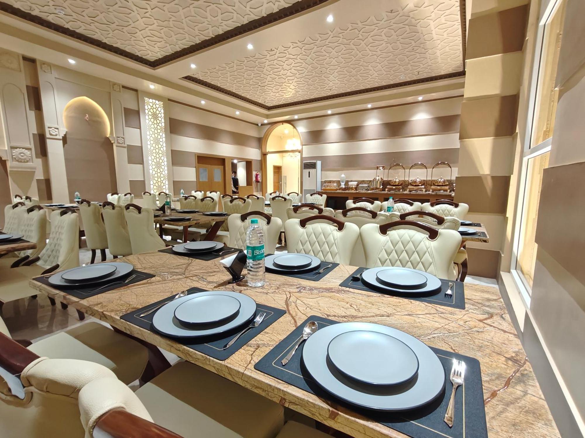 The S Crown Somnath Hotel Buitenkant foto