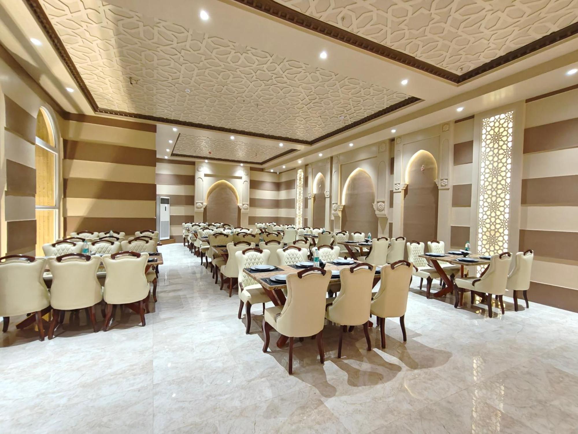 The S Crown Somnath Hotel Buitenkant foto