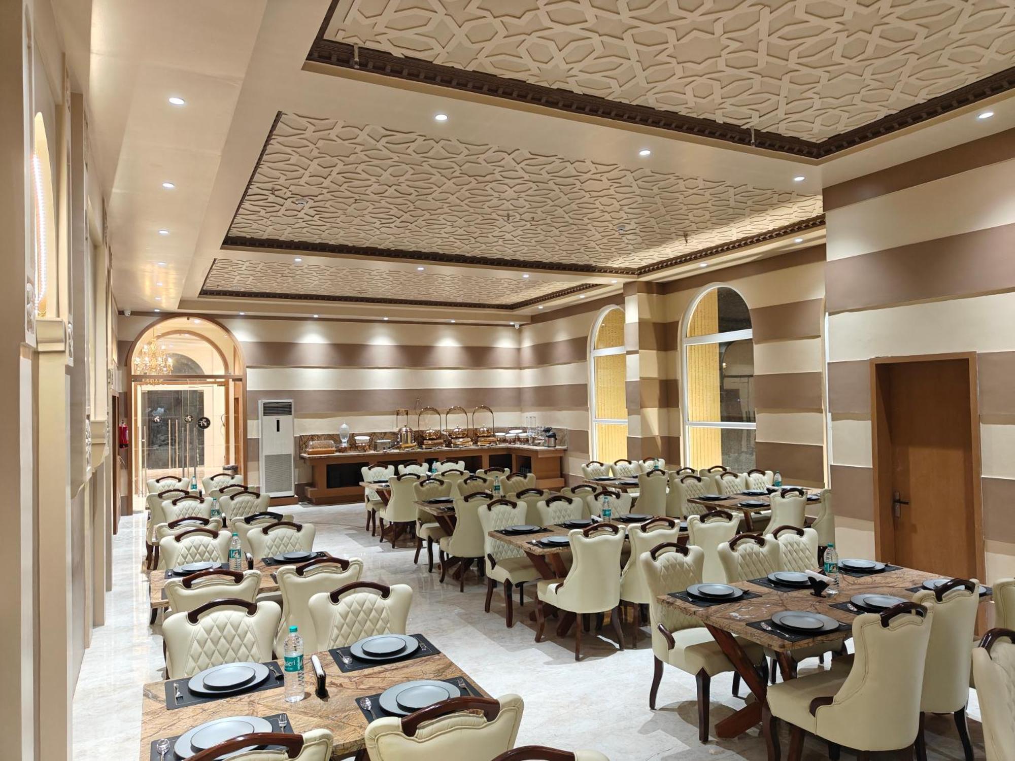 The S Crown Somnath Hotel Buitenkant foto