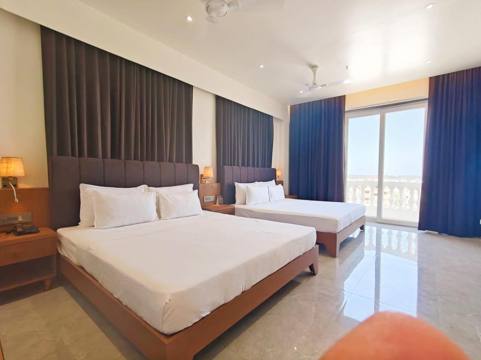 The S Crown Somnath Hotel Buitenkant foto
