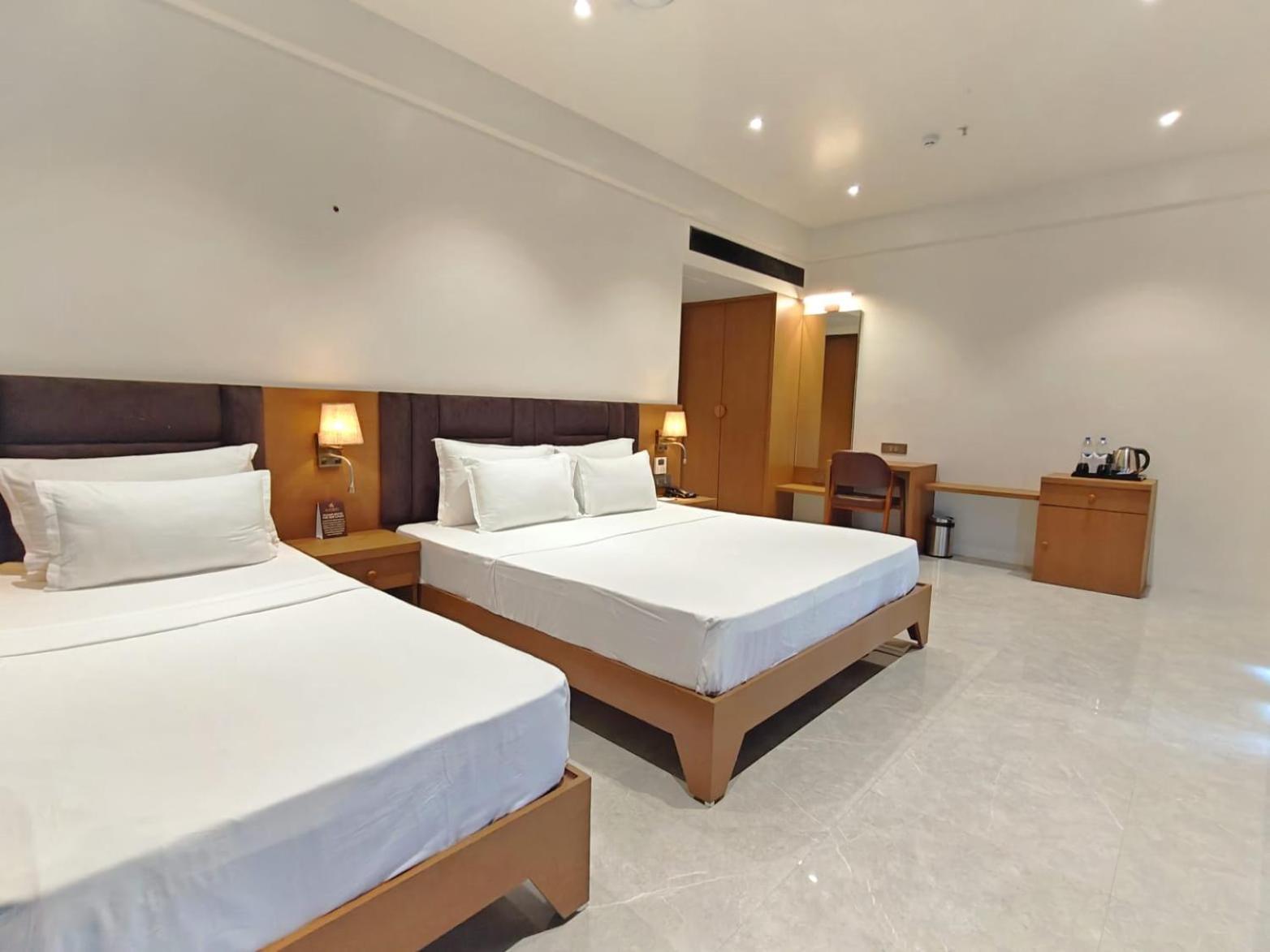 The S Crown Somnath Hotel Buitenkant foto