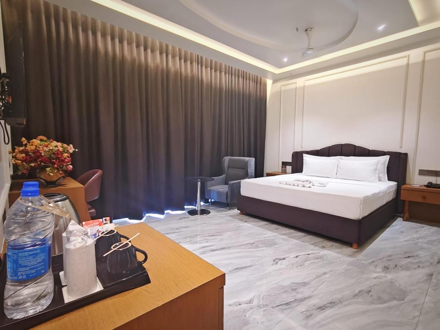 The S Crown Somnath Hotel Buitenkant foto