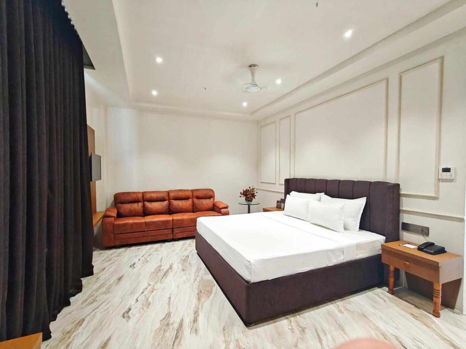 The S Crown Somnath Hotel Buitenkant foto