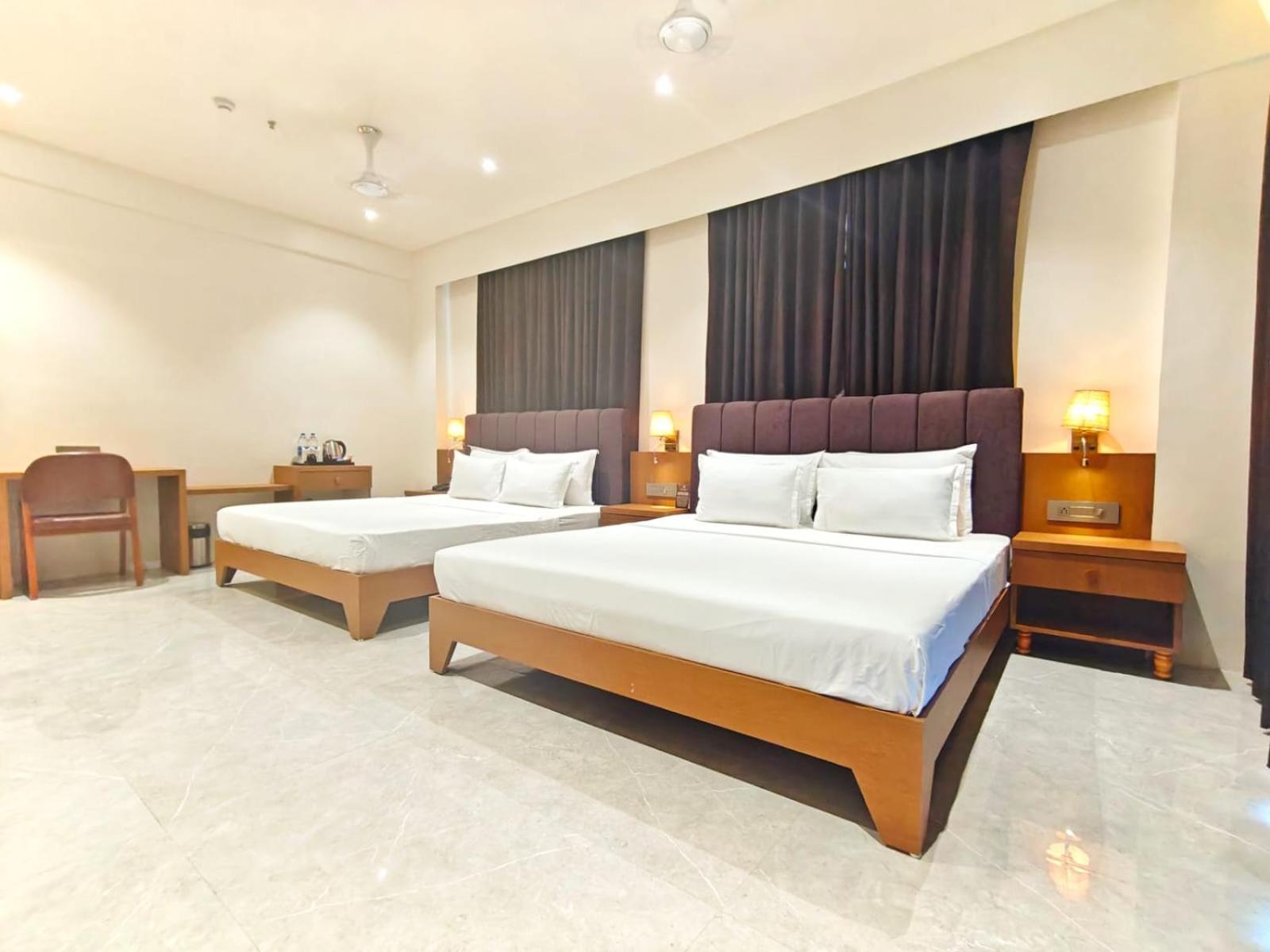 The S Crown Somnath Hotel Buitenkant foto