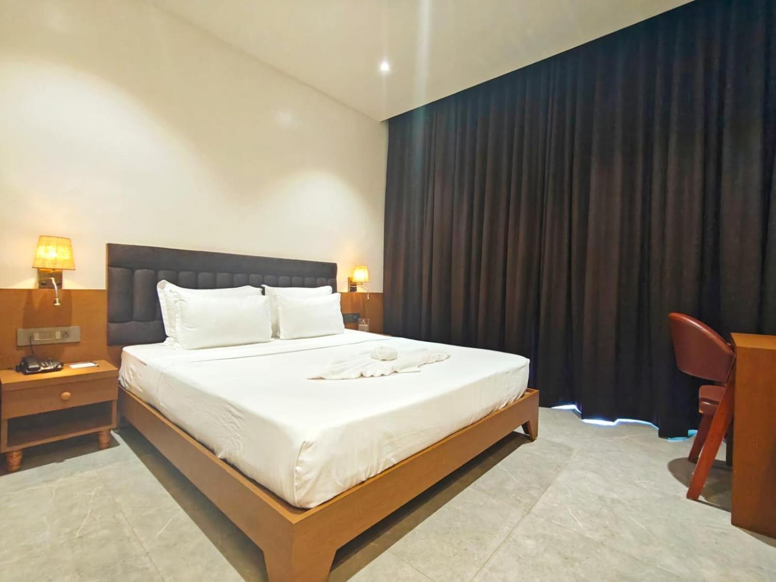 The S Crown Somnath Hotel Buitenkant foto