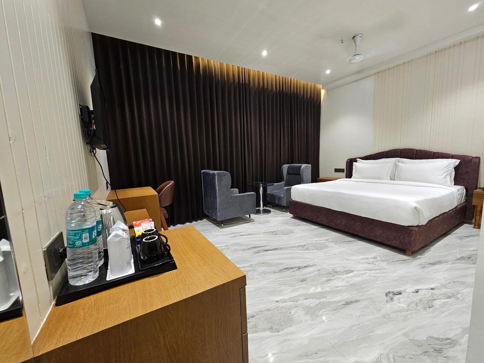 The S Crown Somnath Hotel Buitenkant foto