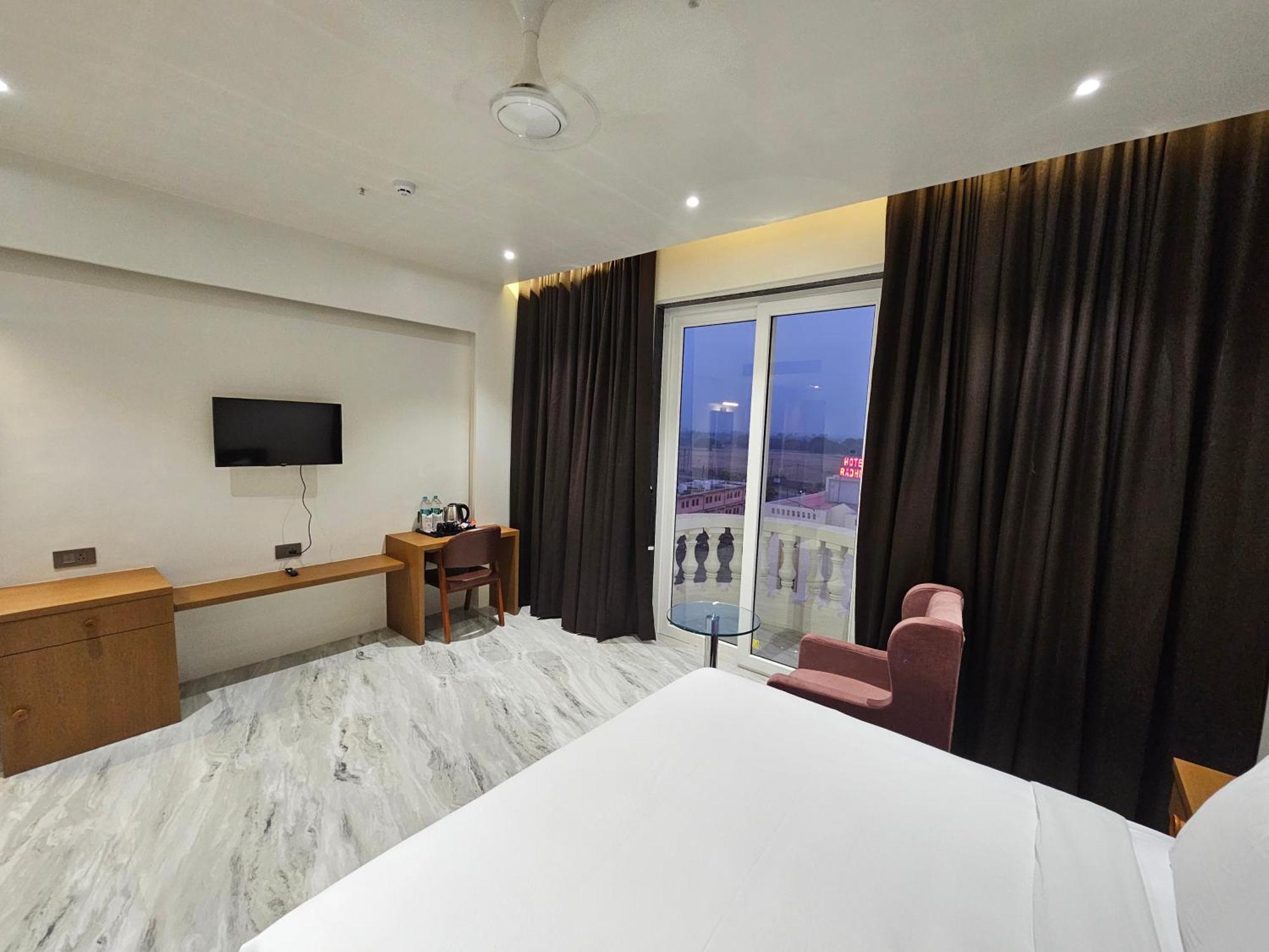 The S Crown Somnath Hotel Buitenkant foto