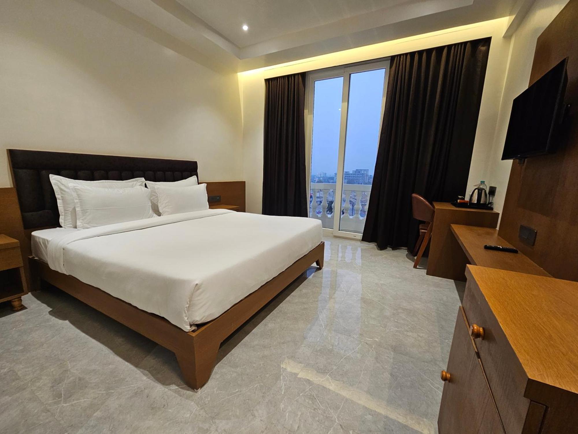 The S Crown Somnath Hotel Buitenkant foto