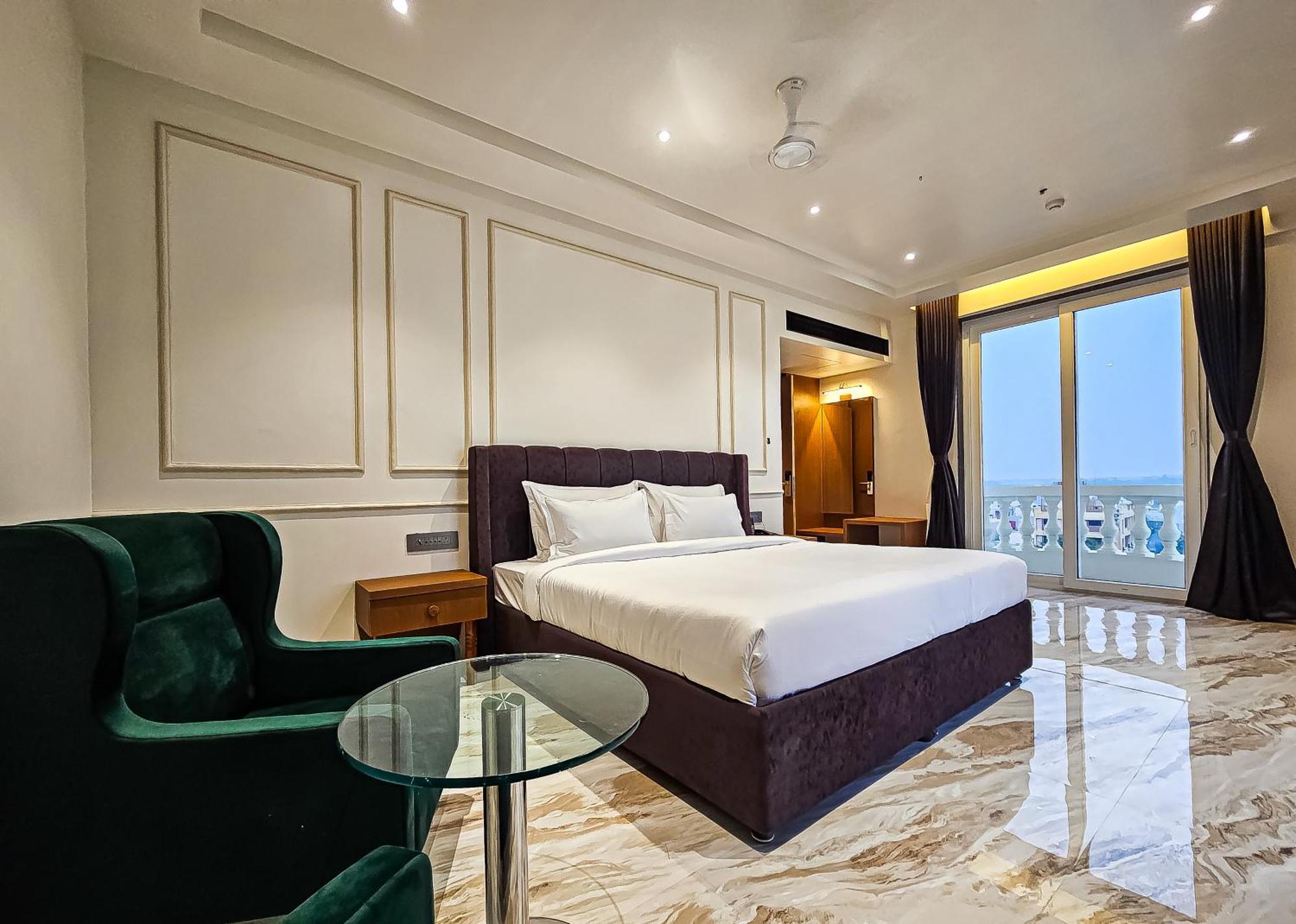 The S Crown Somnath Hotel Buitenkant foto